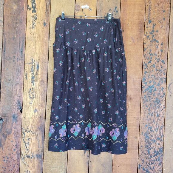 Vintage Closely Knit Skirt with Boho Print throughout - Picture 1 of 14